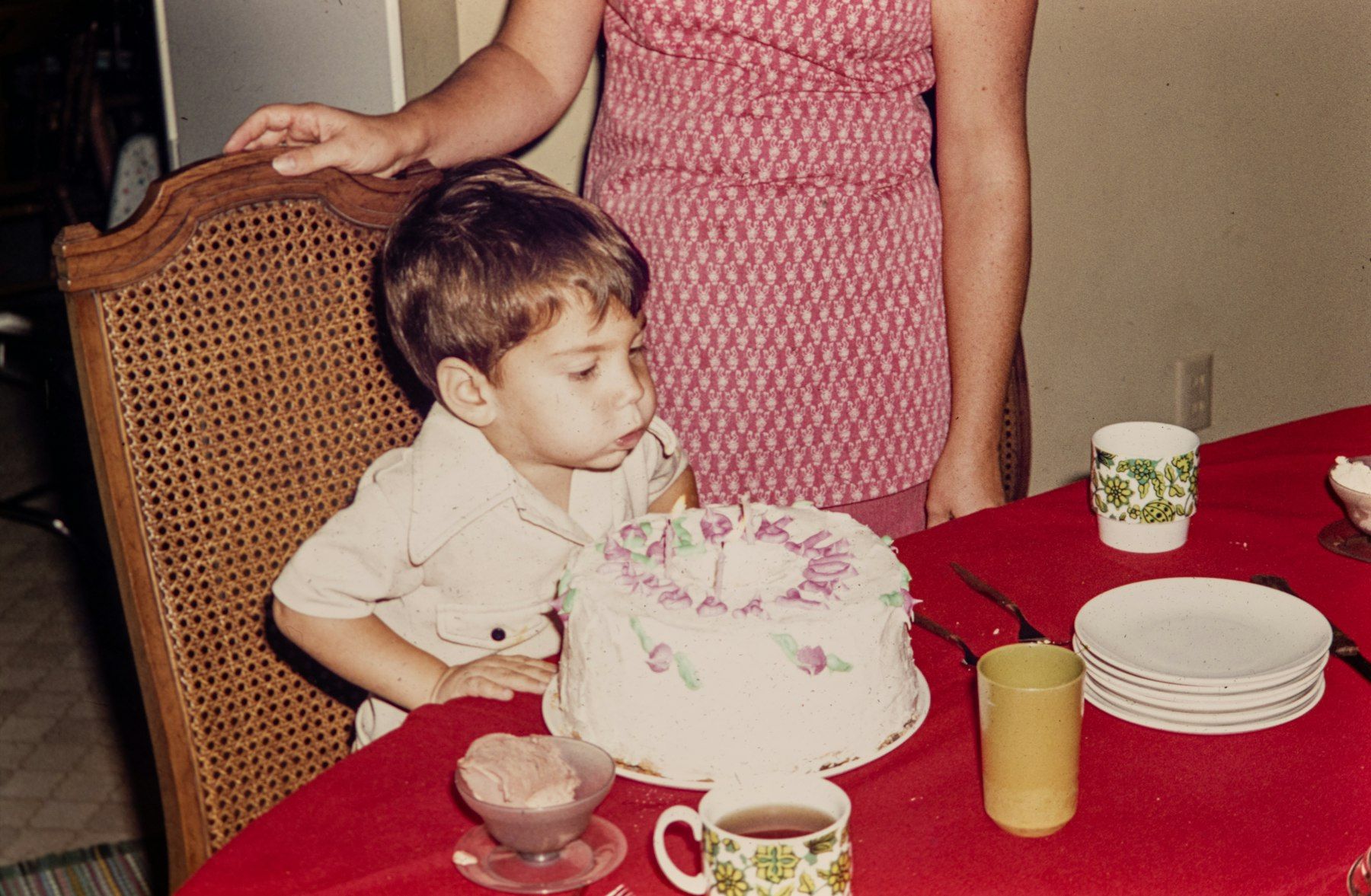 Un petit garçon devant son gâteau d’anniversaire