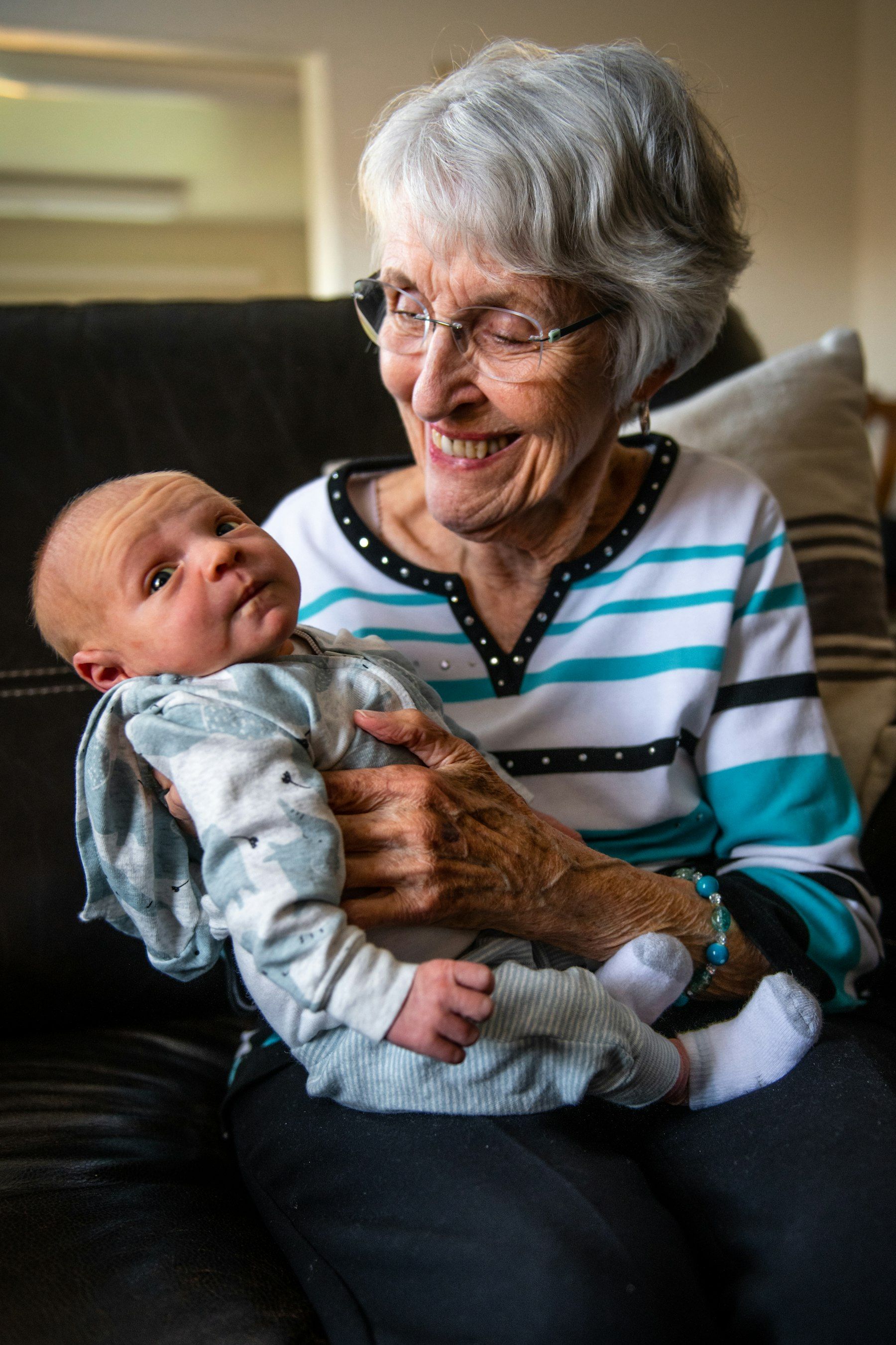 Une grand-mère tient son petit-fils nouveau-né
